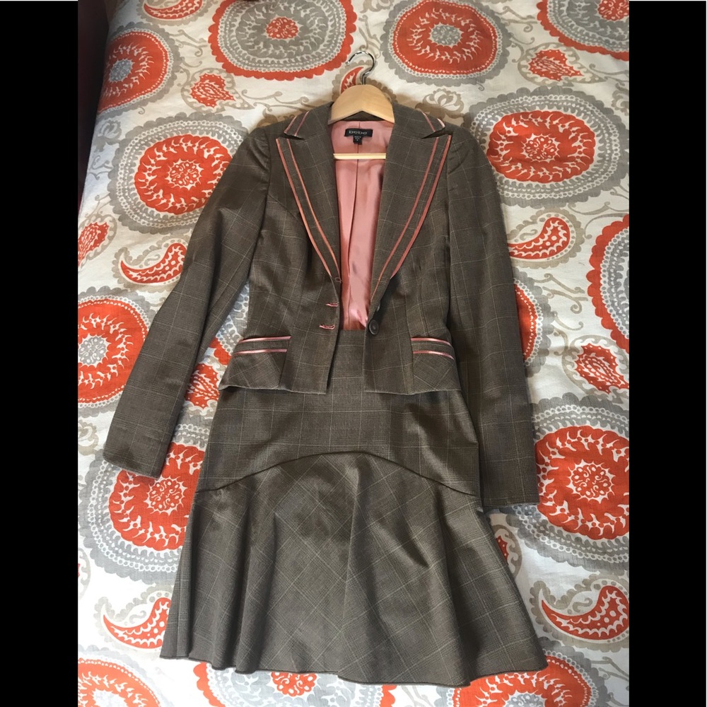 bebe Suit. Jacket 0, skirt 2.